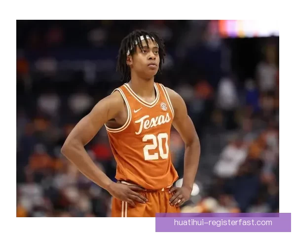 雷诺自信称自己本届最佳新秀内线去年来唯一场均二十加十的大学球员